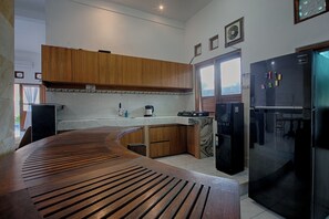 Refrigerador, placa de cocina, tetera/pava eléctrica