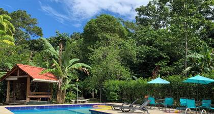 Studio Colorido con WIF, Piscina y AC en Playa Chiquita