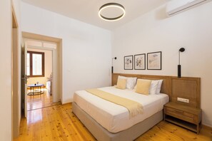 2 quartos, cofres nos quartos, escrivaninha