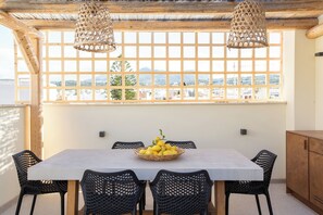 Outdoor dining - Old Town Charm – Cozy 2BR with Rooftop Terrace (Rethymno)