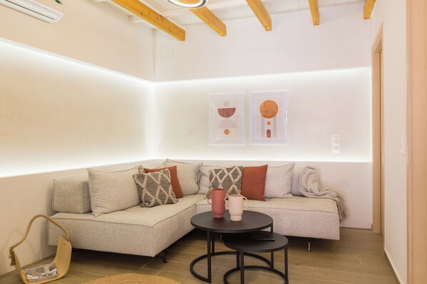 Smart TV - Old Town Charm – Cozy 2BR with Rooftop Terrace (Rethymno)