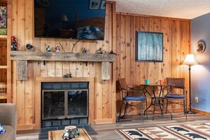 Una Smart TV, una chimenea