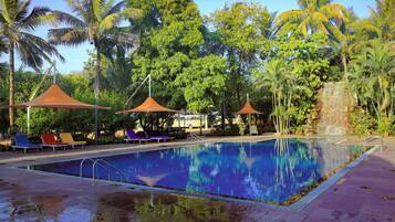 2 outdoor pools