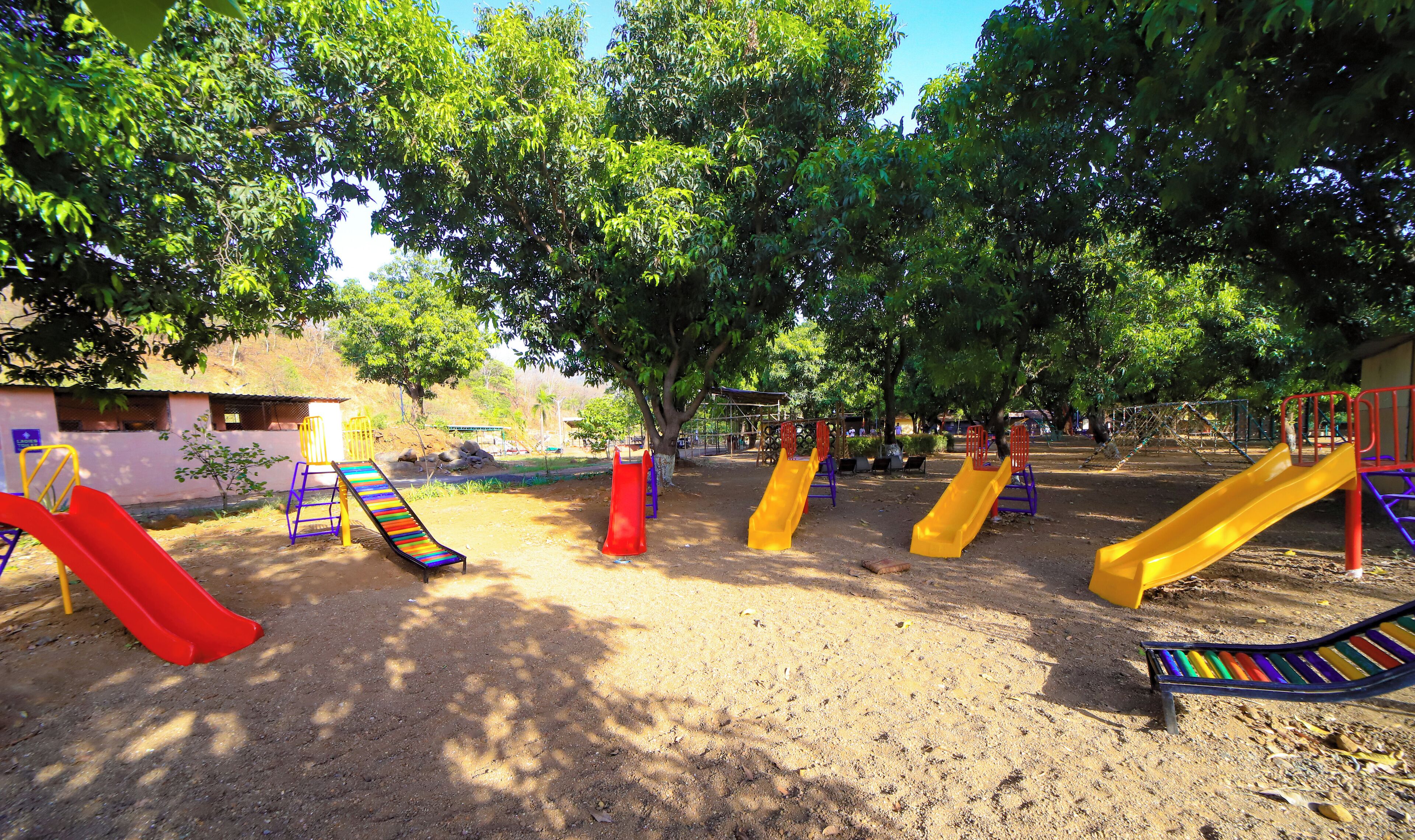 Ein Spielplatz mit mehreren Rutschen und einer Kletterkonstruktion.