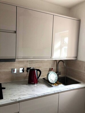 Réfrigérateur, micro-ondes, cafetière/bouilloire, grille-pain