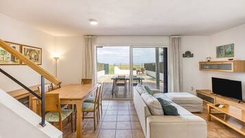 Tv, eldstad och en stereo