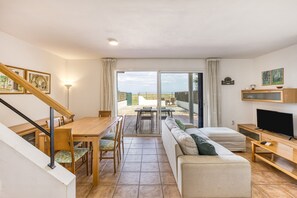 TV, fireplace, stereo - Oasis Premium Costa Brava – Apartment with Garden, Pool, and Beach 50 m Away (Mas Pinell)