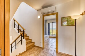 Interior - Oasis Premium Costa Brava – Apartment with Garden, Pool, and Beach 50 m Away (Mas Pinell)