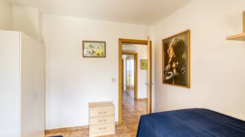 3 slaapkamers, een strijkplank/strijkijzer, gratis wifi, beddengoed