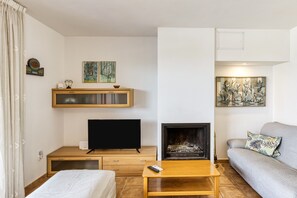 Fernseher, Kamin, Stereoanlage