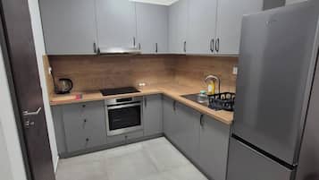 Frigorifero, microonde, forno, piano cottura