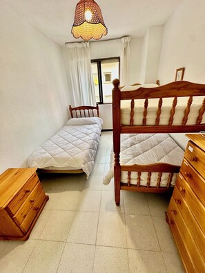 2 habitaciones, tabla de planchar con plancha y internet 
