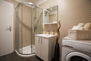 Douche, séchoir à cheveux, serviettes fournies, savon