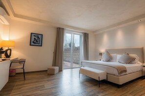 Suite junior | 1 habitación, caja de seguridad en la habitación y escritorio 