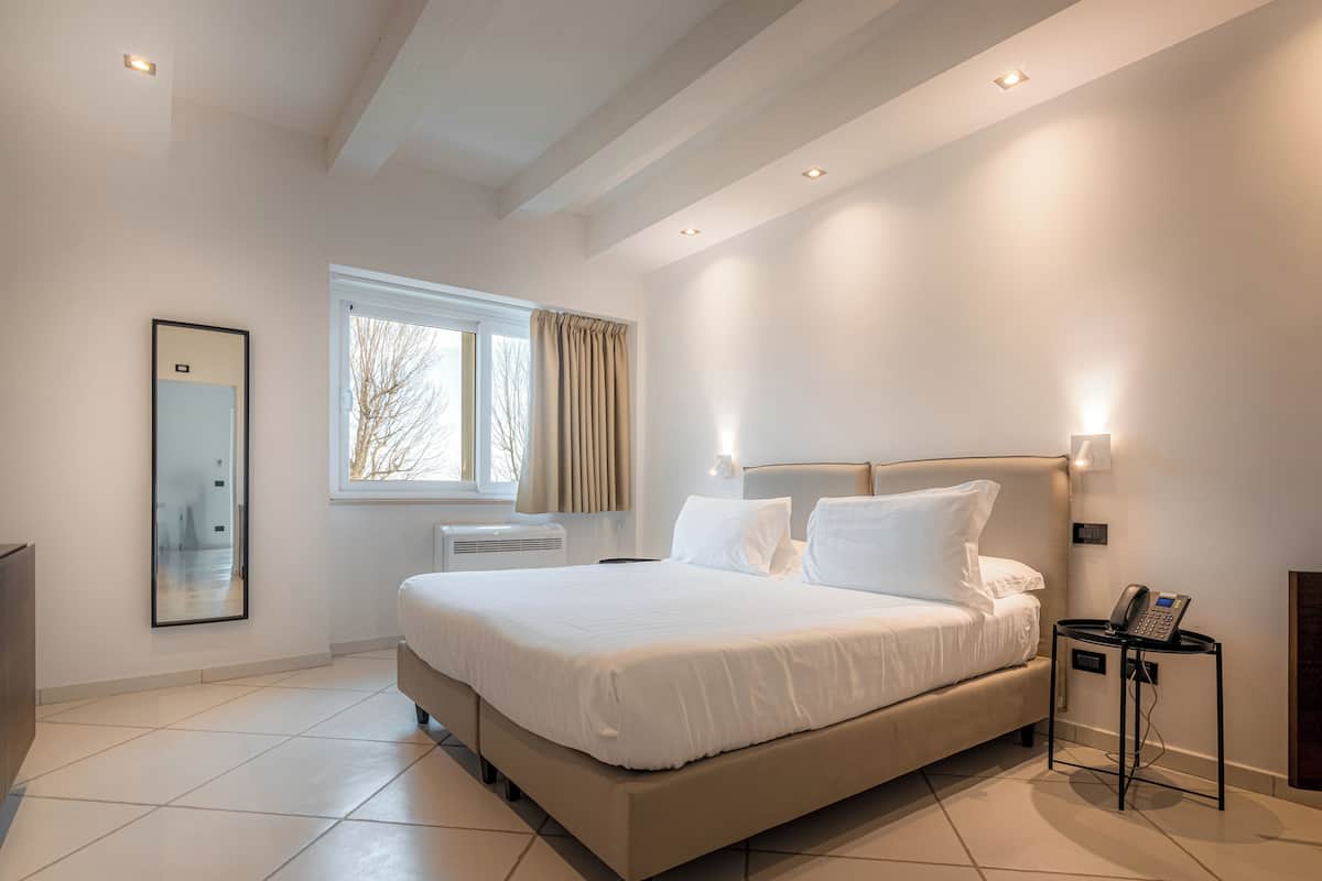 Economy kamer, 1 twee- of 2 eenpersoonsbedden | 1 slaapkamer, een kluis op de kamer, een bureau