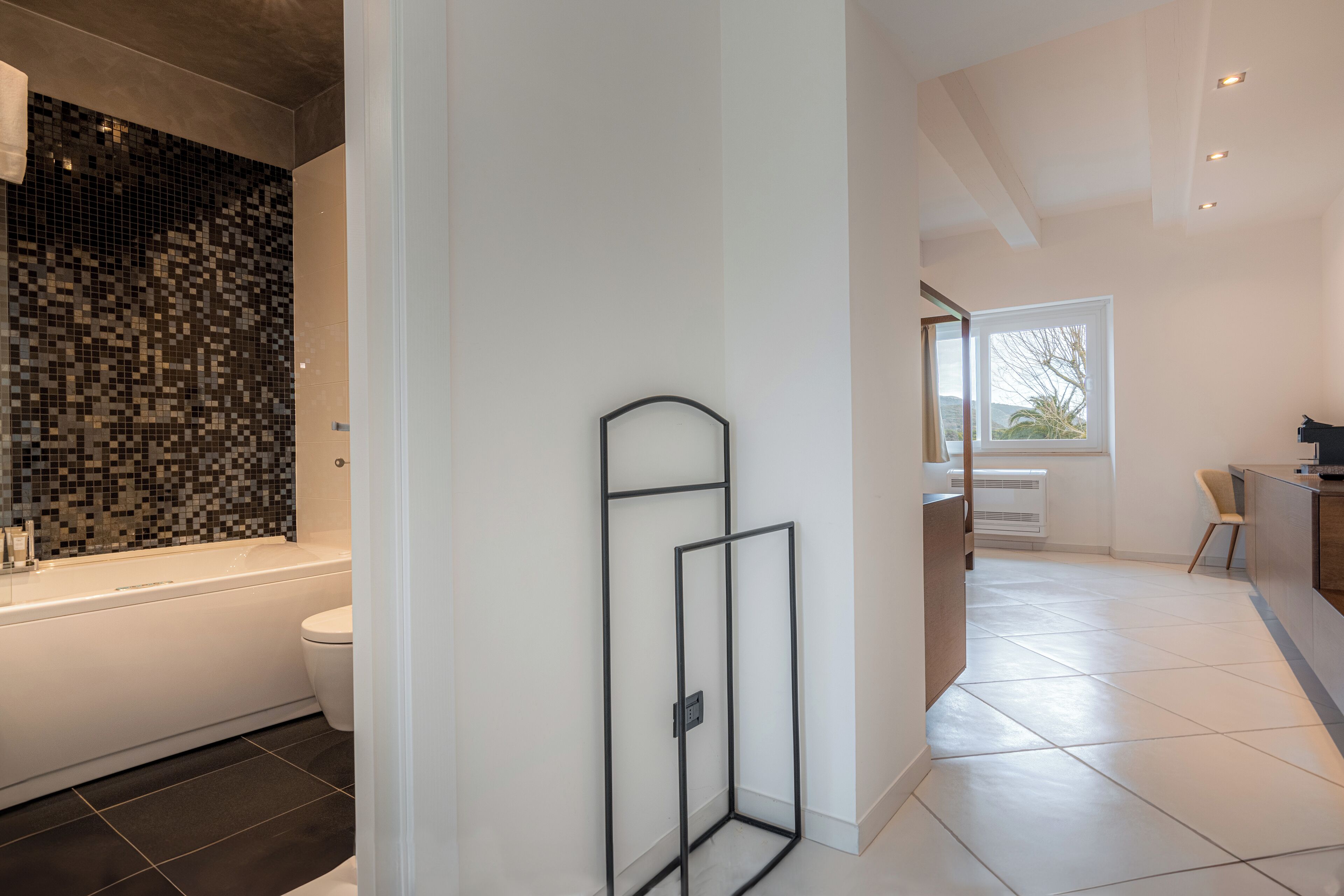 Ein modernes Badezimmer mit Badewanne, Toilette und Duschbereich.