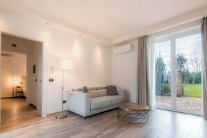 Suite, hageutsikt | Safe på rommet, skrivebord, blendingsgardiner og lydisolert