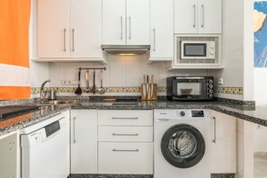 Frigorifero, microonde, forno, piano cottura