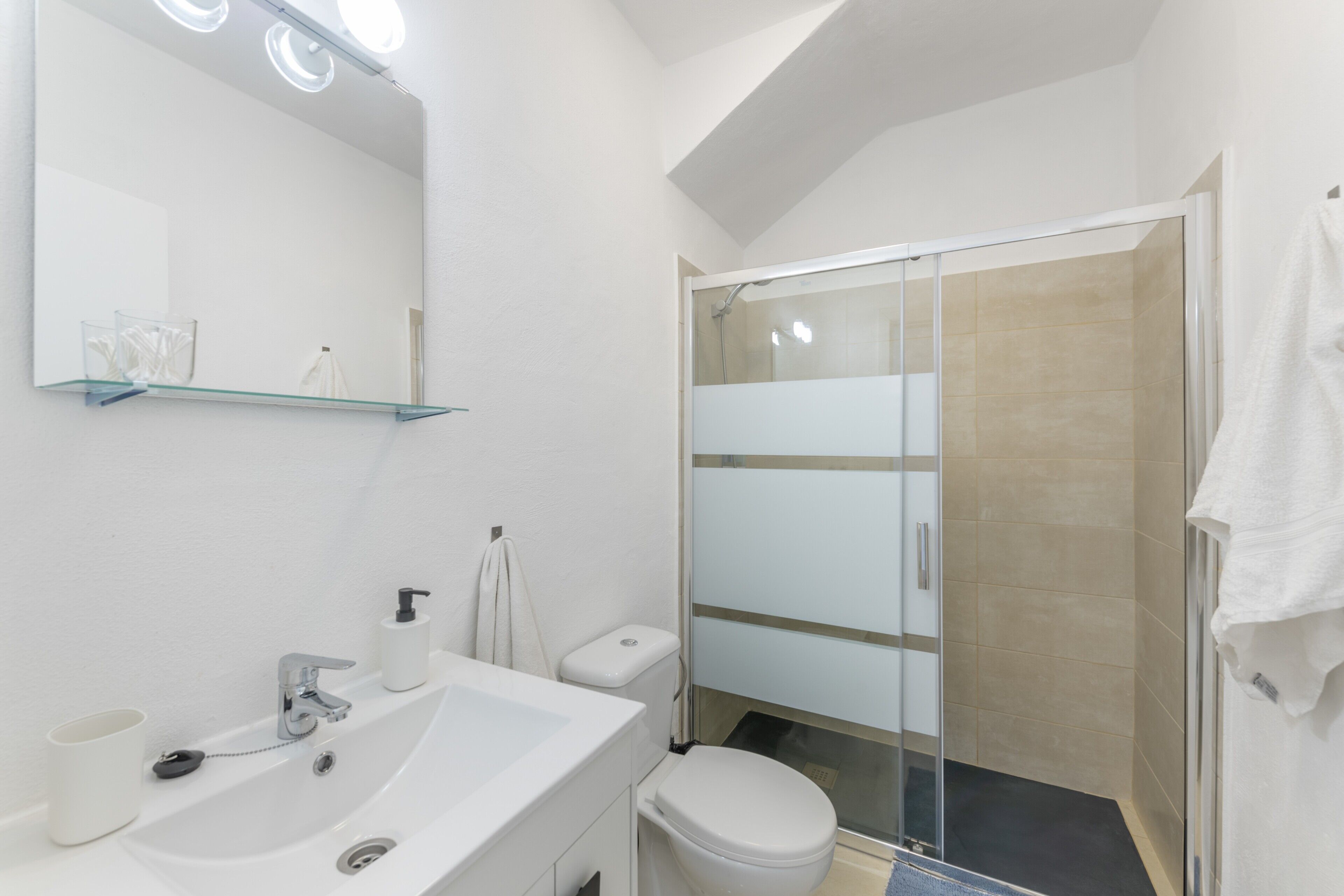 Ducha, secador de pelo, toallas