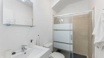 Ducha, secador de pelo, toallas