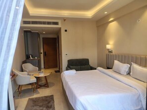 Minibar, in-room safe, desk, laptop workspace - CELESTIAL MANOR (Lucknow)