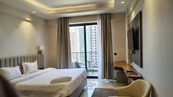 Superior Double Room, 1 Queen Bed, Balcony, City View | Minibar, in-room safe, desk, laptop workspace
