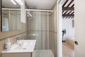 Ducha, secador de pelo y toallas