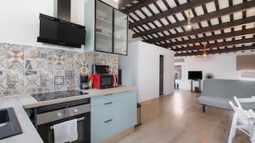 Køleskab, mikrobølgeovn, ovn, kogeplade