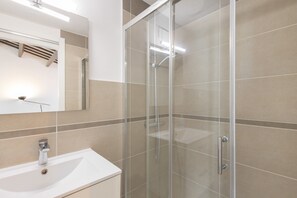 Douche, sèche-cheveux, serviettes fournies