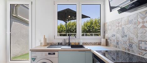 Réfrigérateur, four à micro-ondes, un four, surface de cuisson