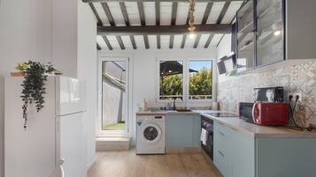 Jääkaappi, mikroaaltouuni, uuni, liesi