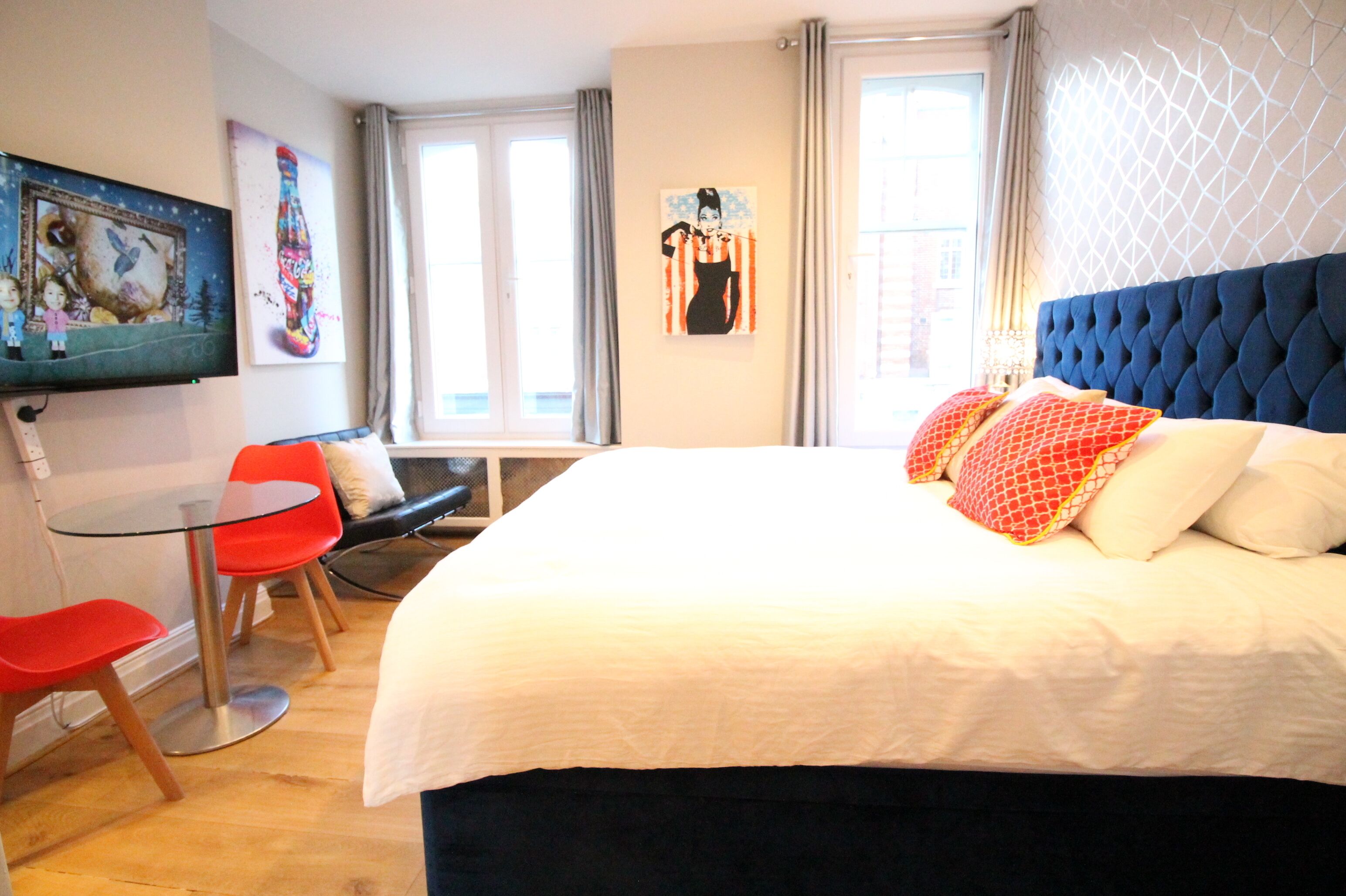 3 soverom, skrivebord, strykejern/-brett og reiseseng for barn