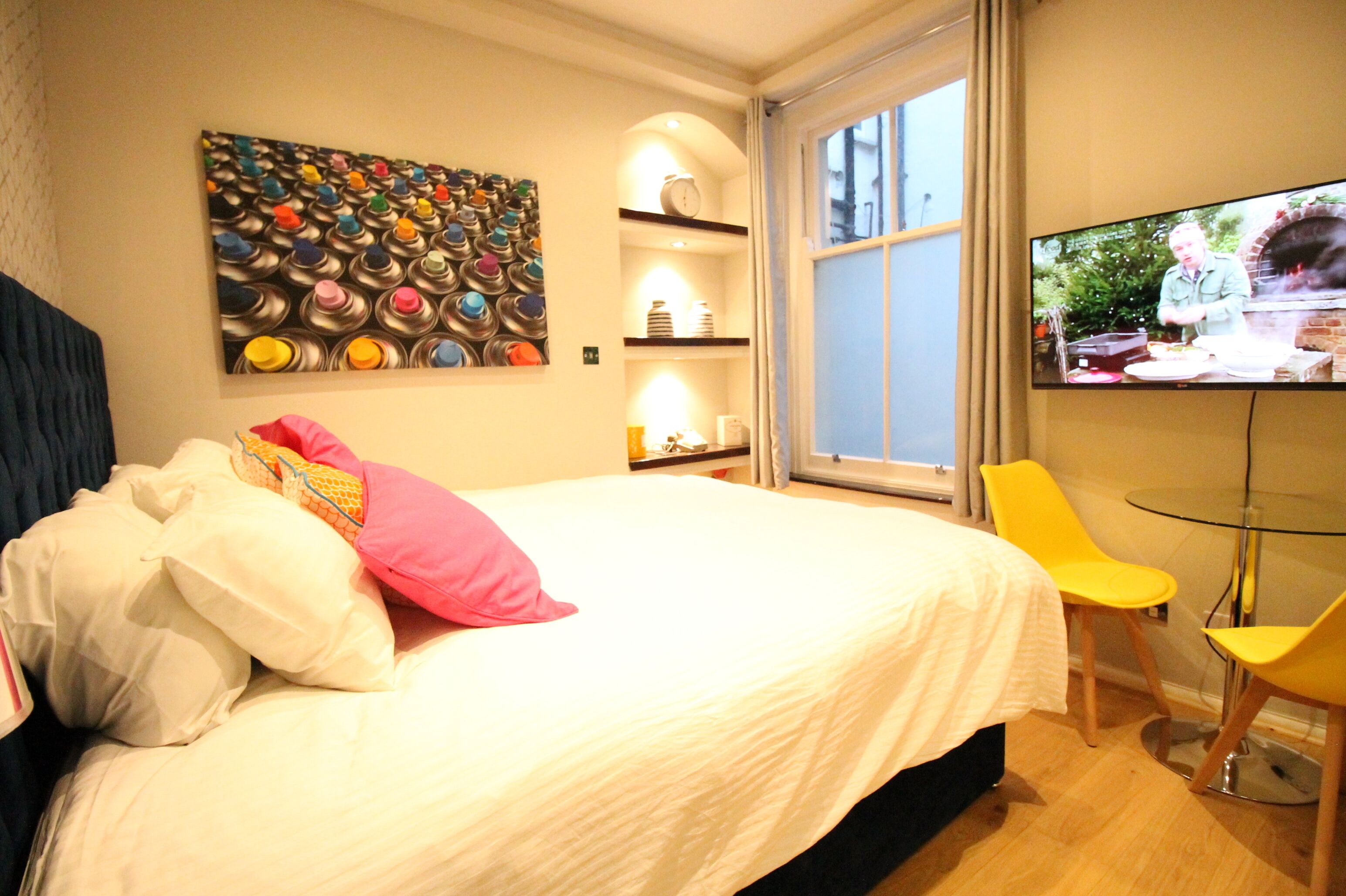 3 slaapkamers, een bureau, een strijkplank/strijkijzer, reisbedje