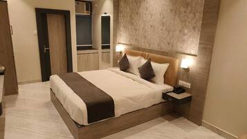 Deluxe Double Room | Desk, iron/ironing board, free WiFi