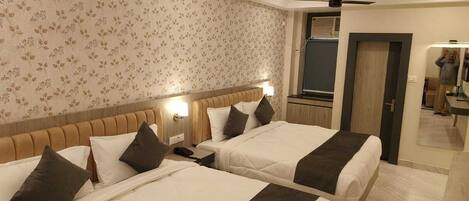 Chambre quadruple familiale | Bureau, fer et planche Ă repasser, accĂšs au Wi-Fi (inclus)