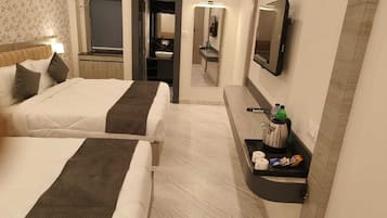 Family Quadruple Room | Desk, iron/ironing board, free WiFi