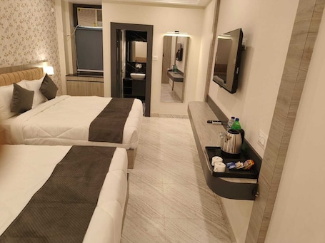 Habitación cuádruple familiar | Escritorio, tabla de planchar con plancha, wifi gratis