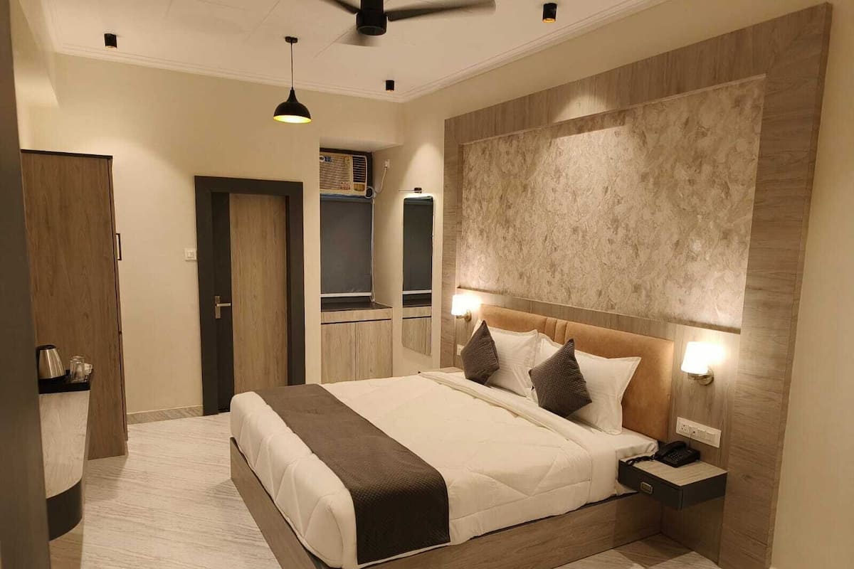 Quarto casal luxo | Escrivaninha, ferros/tábuas de passar roupa, Wi-Fi de cortesia