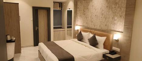 Deluxe tweepersoonskamer | Een bureau, een strijkplank/strijkijzer, gratis wifi