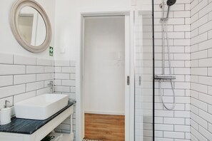 Shower, hair dryer, towels - Studio Apartment '5' with Sea View, Shared Pool and Wi-Fi (Funchal)
