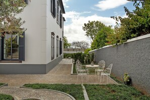 Outdoor dining - Studio Apartment '5' with Sea View, Shared Pool and Wi-Fi (Funchal)