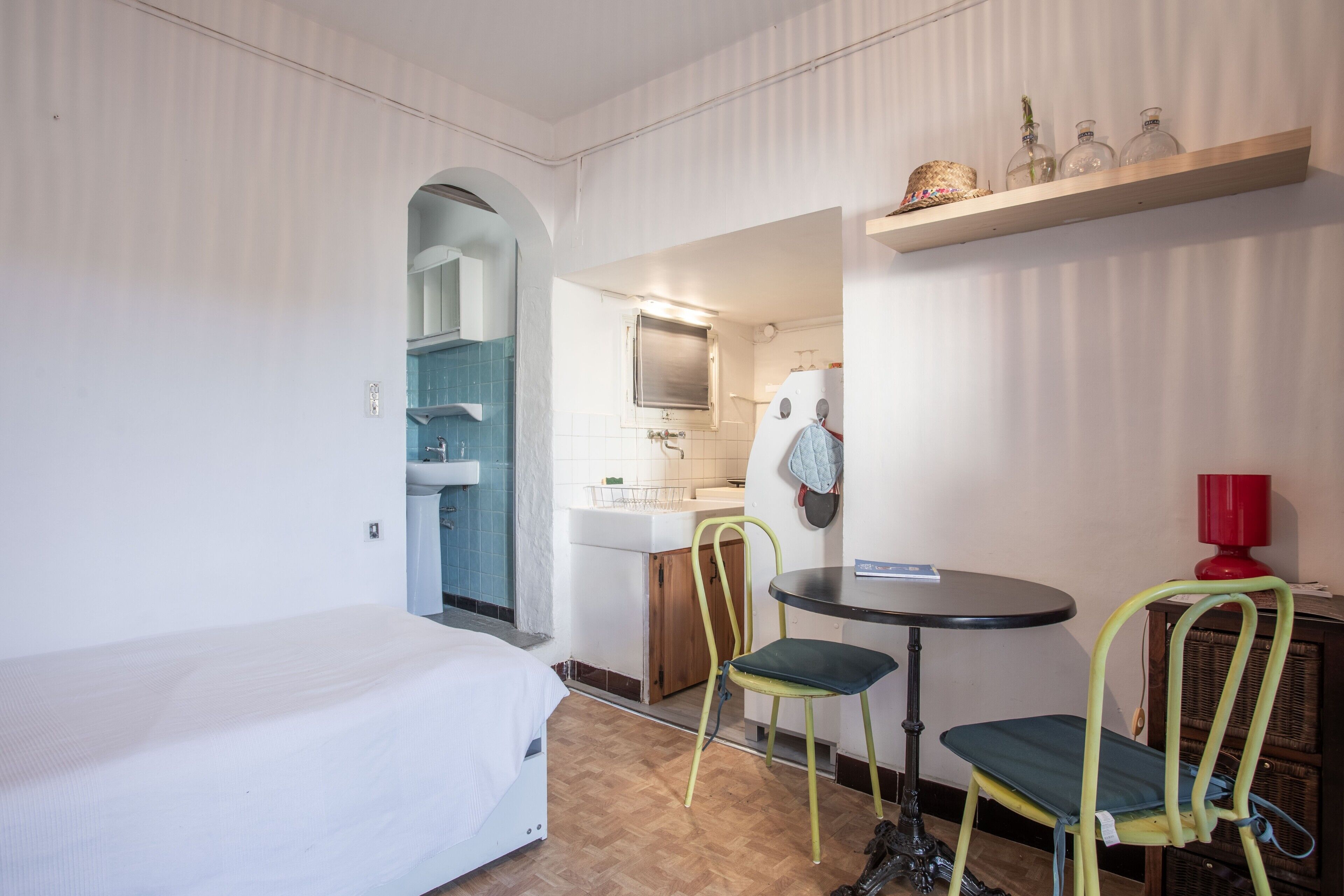 Free WiFi, bed sheets