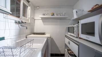 雪櫃、微波爐、焗爐、爐具