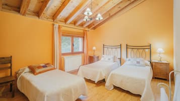 5 bedrooms, iron/ironing board, free WiFi, bed sheets