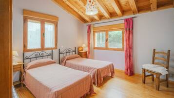 5 makuuhuonetta, silitysrauta/-lauta, ilmainen Wi-Fi, vuodevaatteet