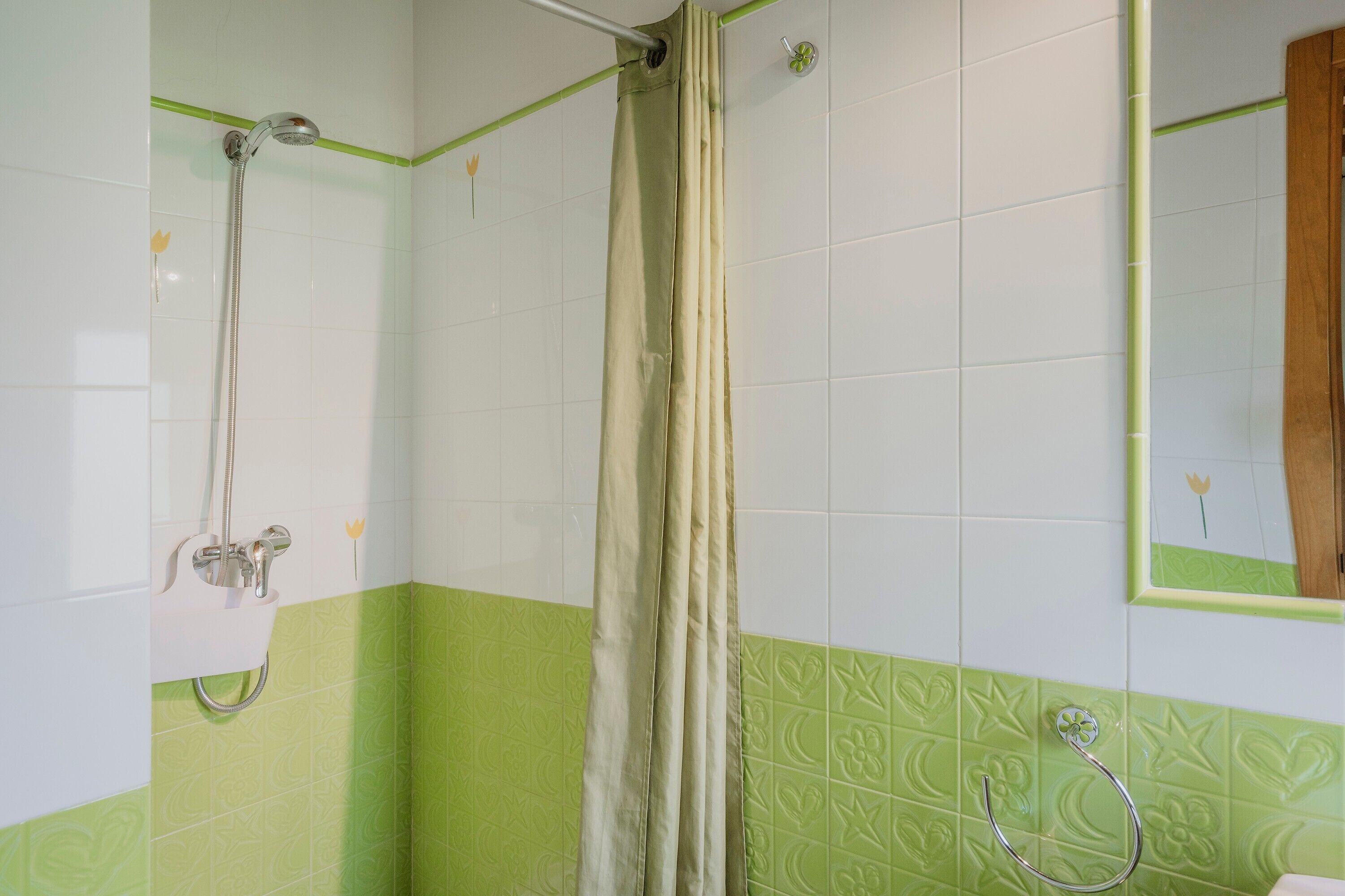 Un baño con ducha, inodoro y lavabo.