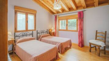 5 dormitoris, planxa i posts de planxar, wifi gratuïta i roba de llit