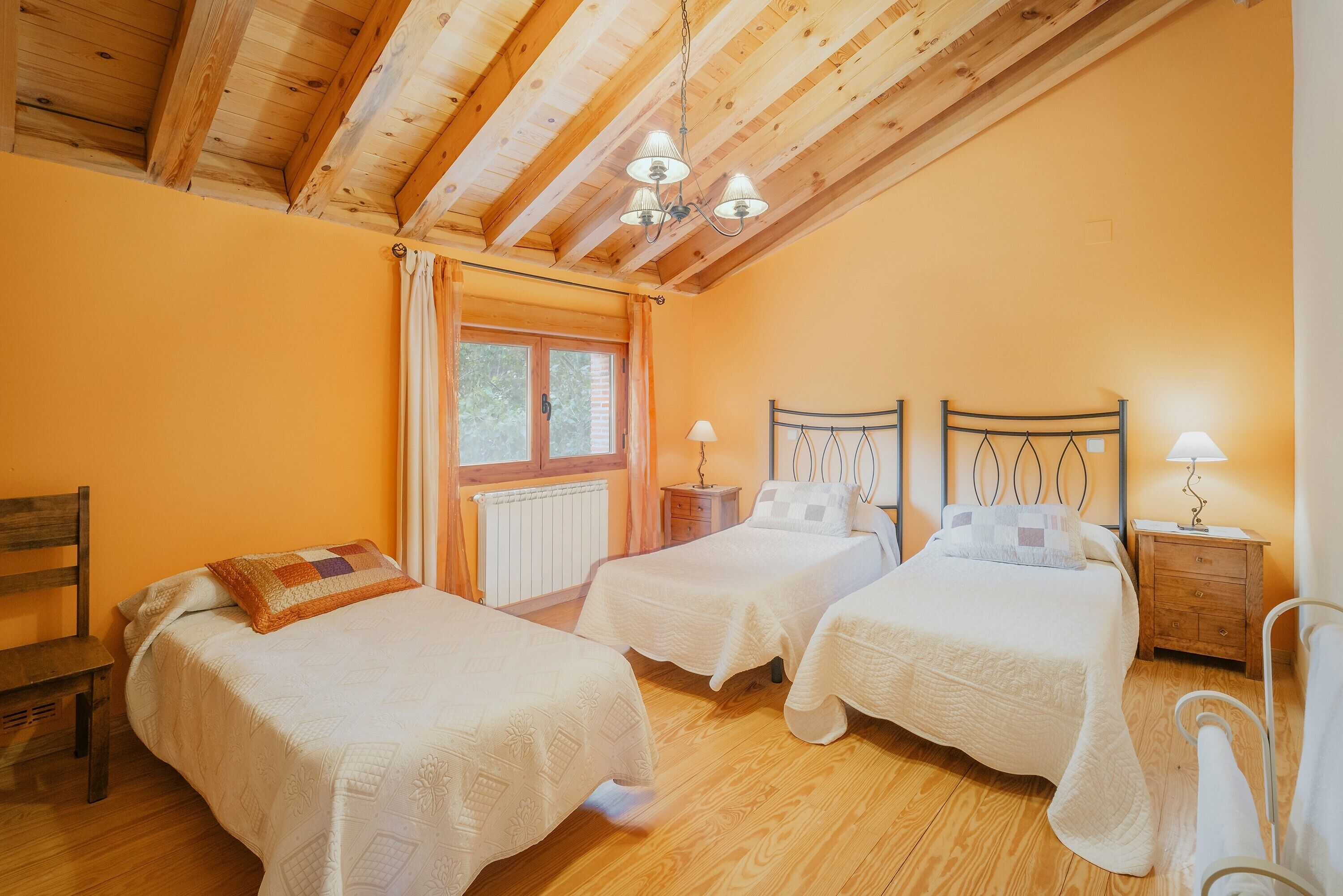 5 slaapkamers, een strijkplank/strijkijzer, gratis wifi, beddengoed