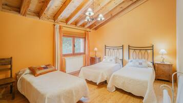 5 slaapkamers, een strijkplank/strijkijzer, gratis wifi, beddengoed