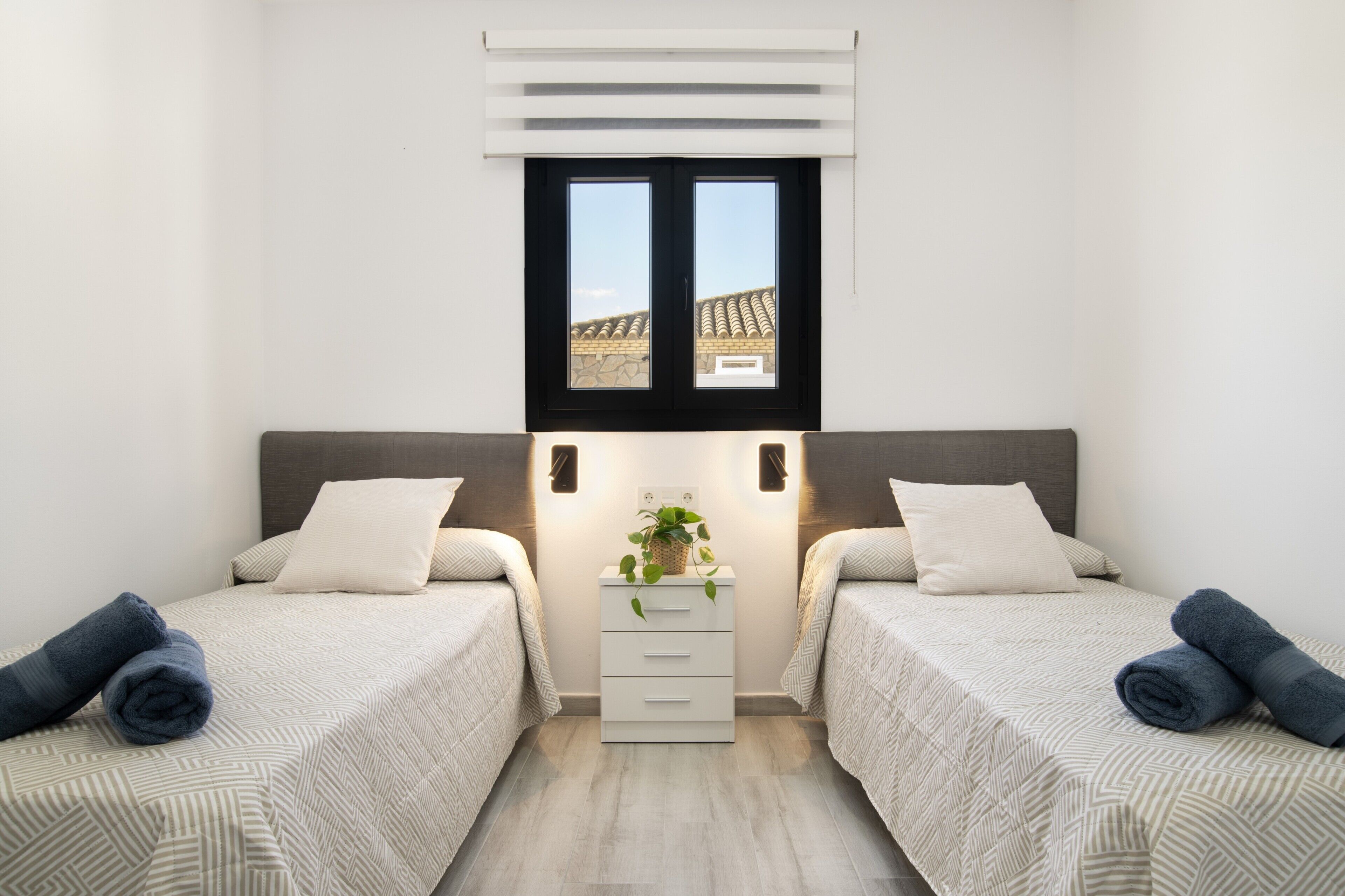 Tabla de planchar con plancha, wifi gratis, ropa de cama